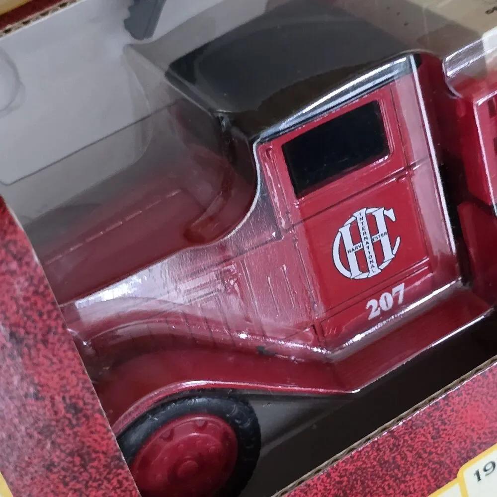 Ertl CASE 1930 Diamond ‘T’ Truck Die-Cast Metal Vehicle Coin Bank Red 1988